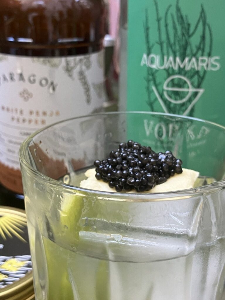Ein Gimlet mit Meer darüber